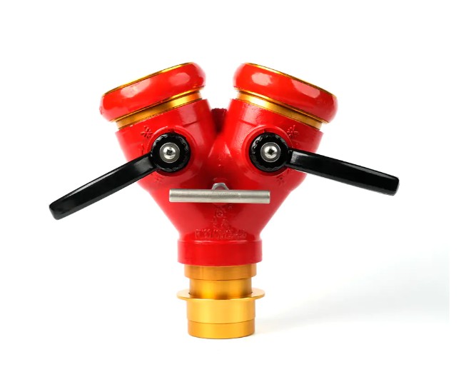 Каковы преимущества использования блокирующего двустороннего дистрибьютора пожарных шлангов в сценариях многоэтажных зданий и лесных пожаров?